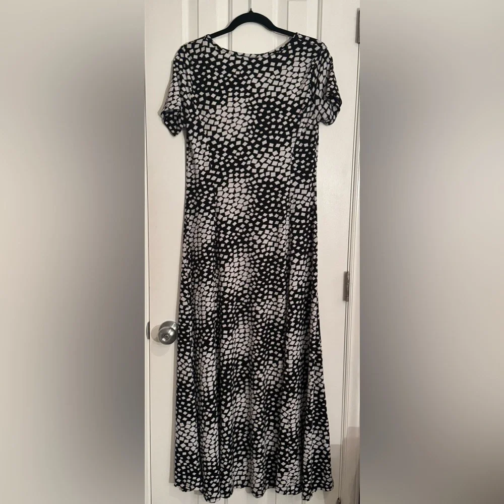 Haani maxi Black Dress with white shapes has light pink textured details Size L_14